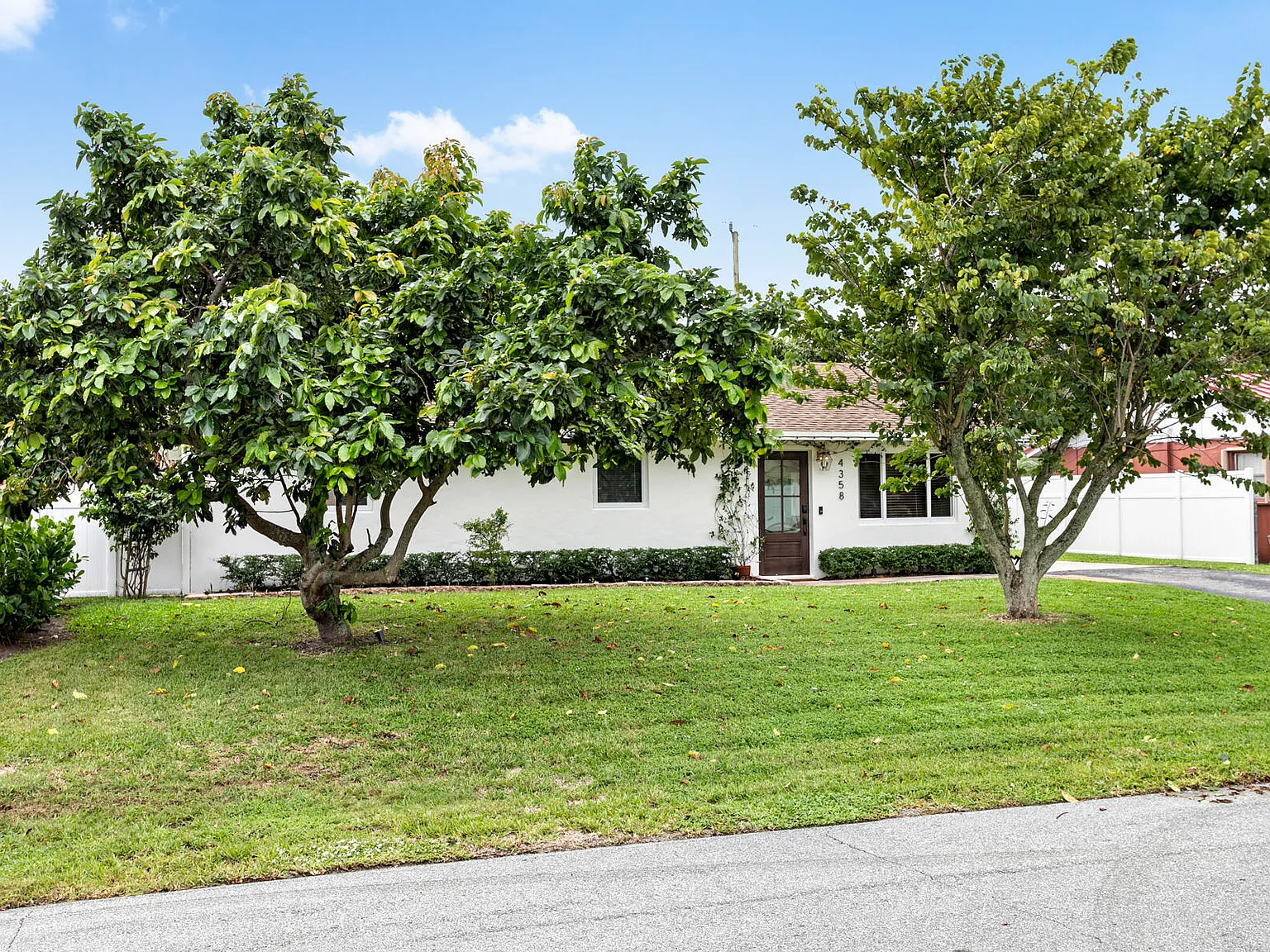 3 bed, 2.0 bath, 1232 sqft, $5,000 — Photo 2