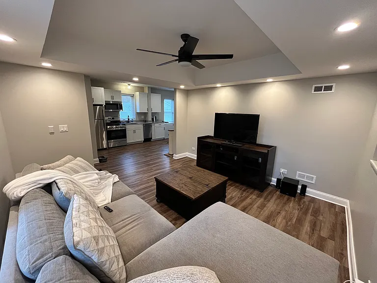 5644 W Sunnyside Ave #1R — Photo 3