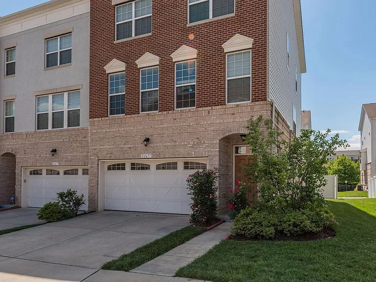 22677 Flowing Spring Sq — Photo 1