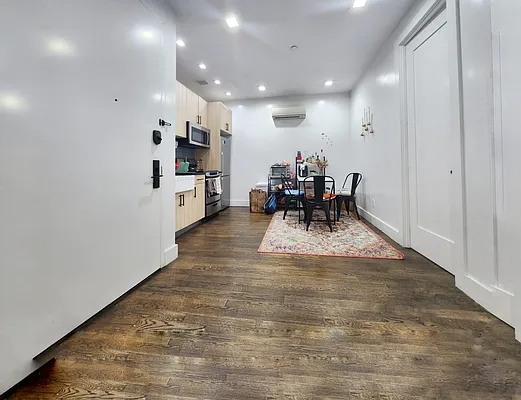 Rented by RELEASE NY | media 7