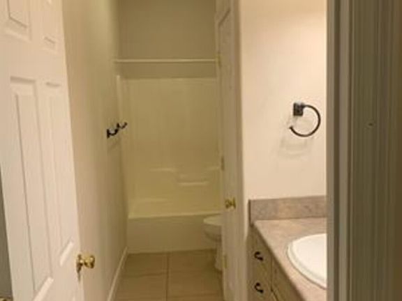 5th image of 6148 The Oaks Ln #B