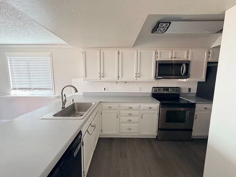 1862 Espee Ct — Photo 9