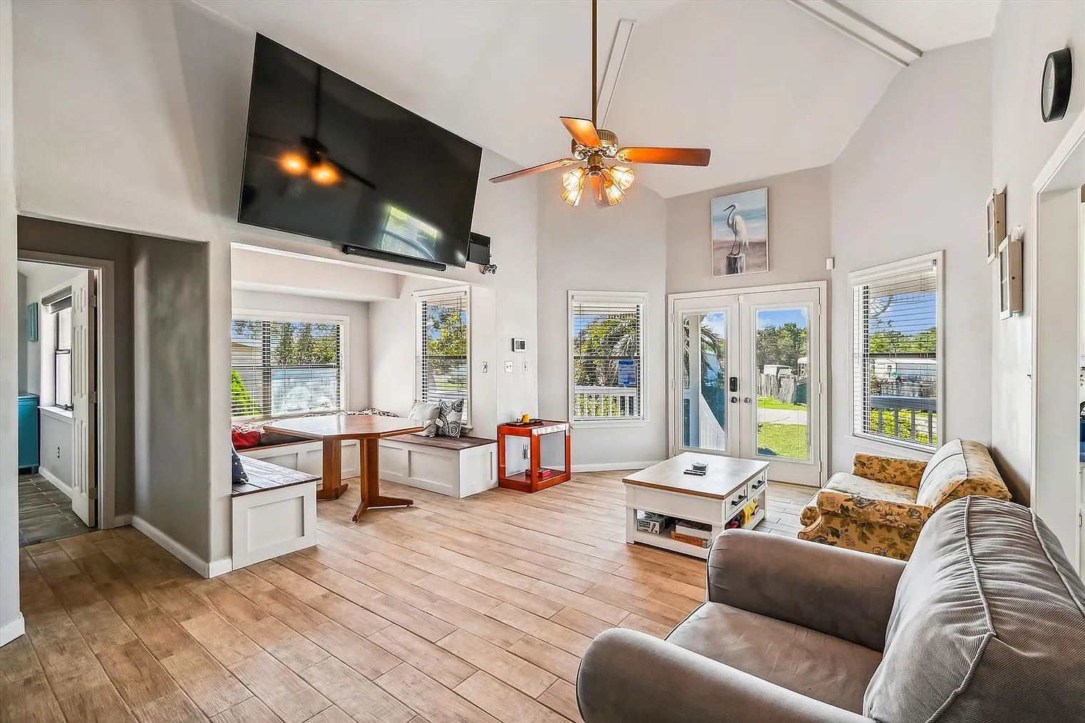 2 bed, 1.0 bath, 1001 sqft, $4,193 — Photo 1