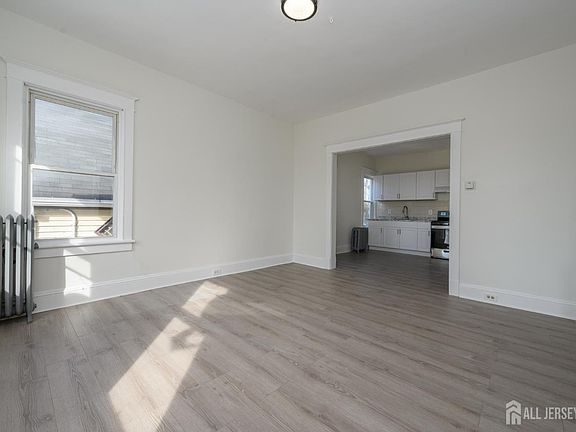 4th image of 377 Delavan St