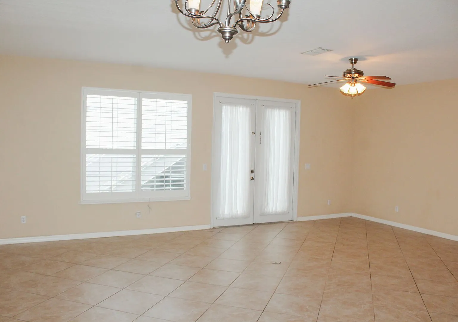 Water & Electricity-Included In Rent! Move In End Of August! Fantastic 3x2.5 With 2 Car Garage!! — Photo 4