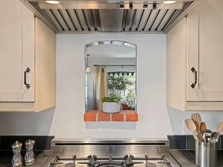 224 W Cota St — Photo 11