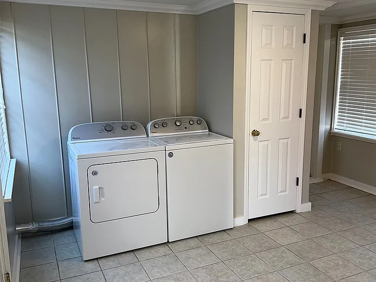 2105 S Florence Ave — Photo 16
