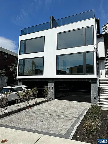 411 Jane St Photo 1