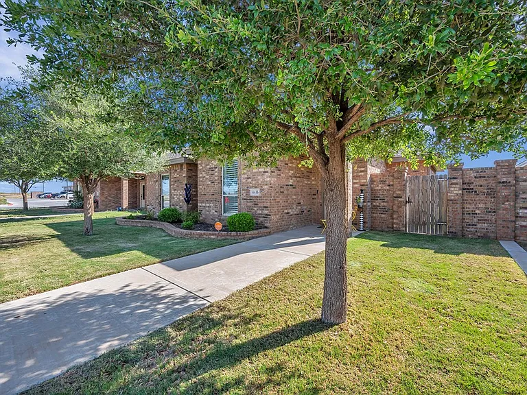 4416 Guadalupe — Photo 3