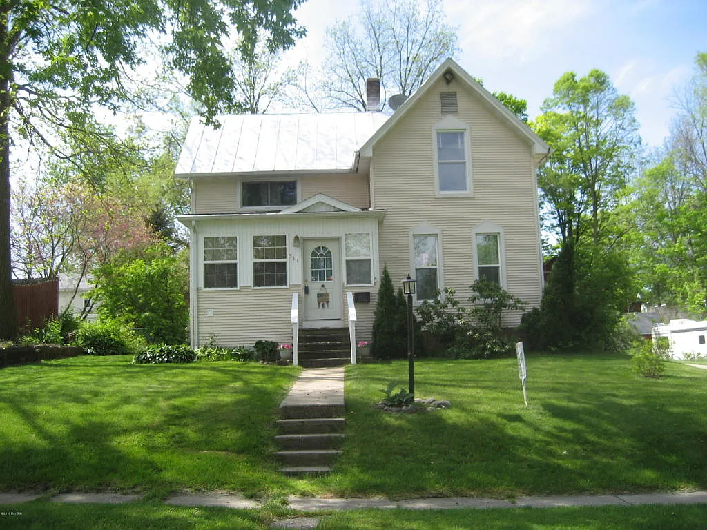 514 W Walnut St photo 1