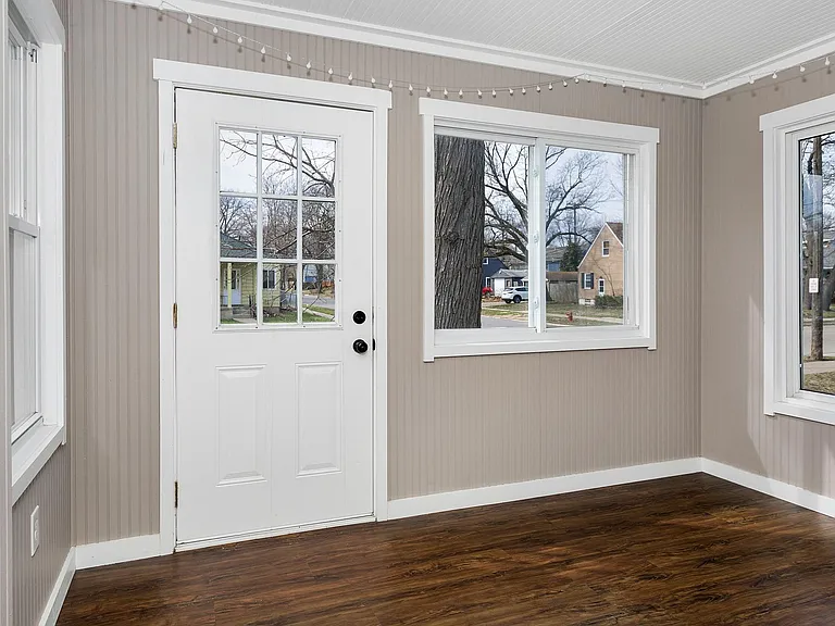 854 Allen St — Photo 3