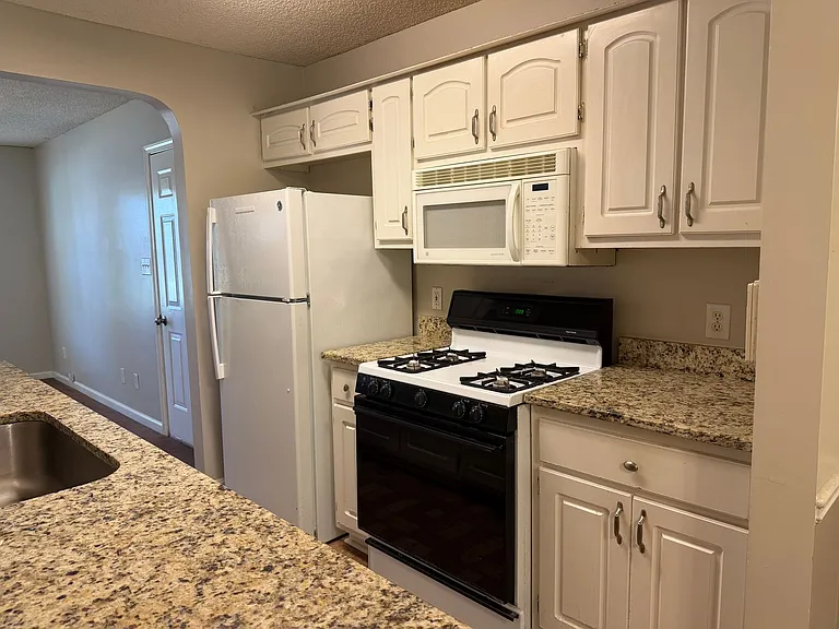 1330 N Hampton Dr — Photo 10