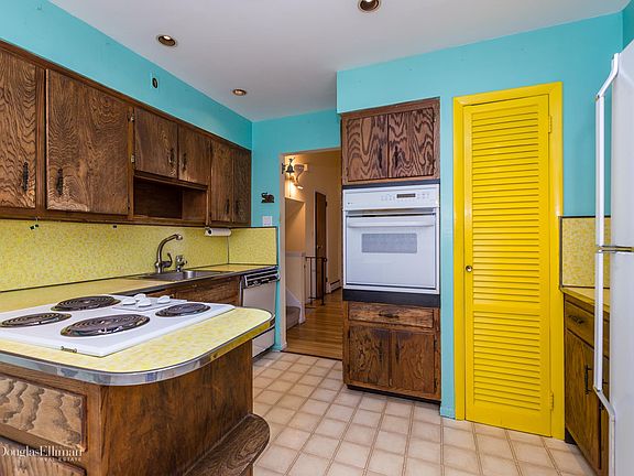 5th image of 8 Edwards Ln