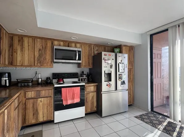 8615 NW 8th St APT 414, Miami, FL 33126