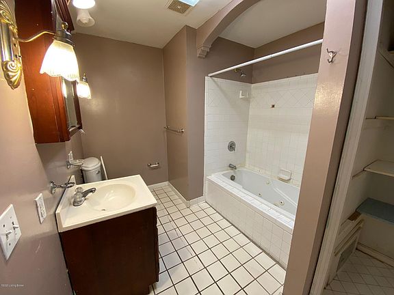 4th image of 822 Milton St #1