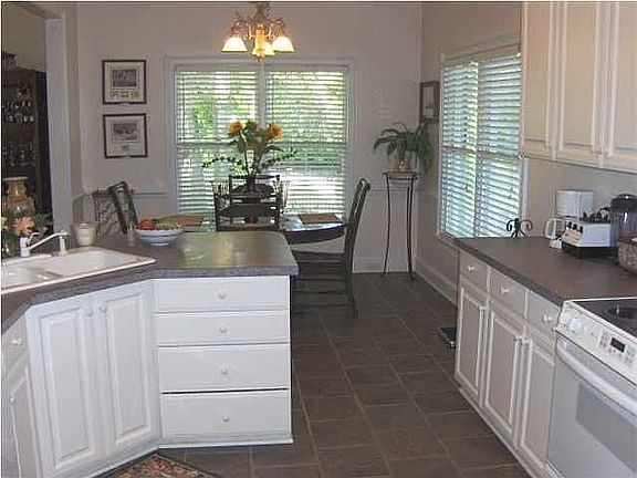 Eat-in Kitchen