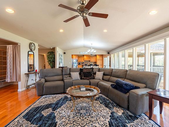 5th image of 960 Anderson Cir