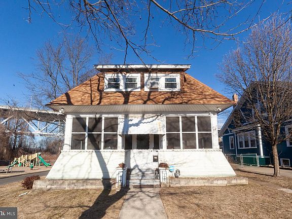 2nd image of 202 Velde Ave