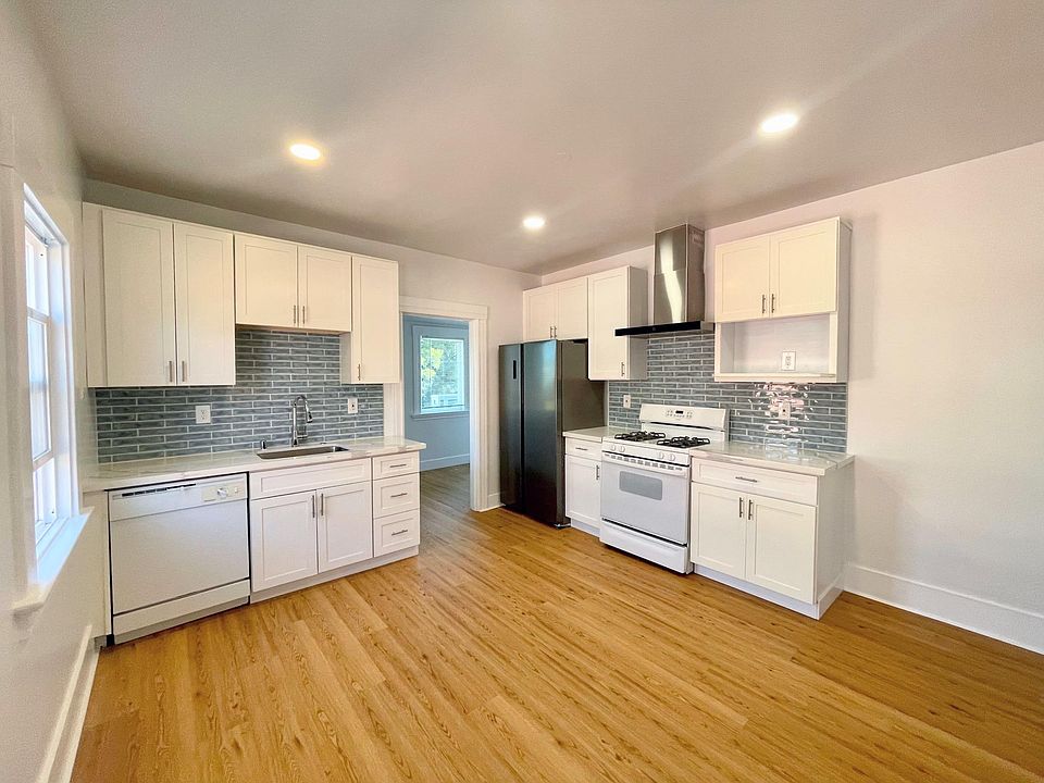 1st image of 320 Lester Ave
