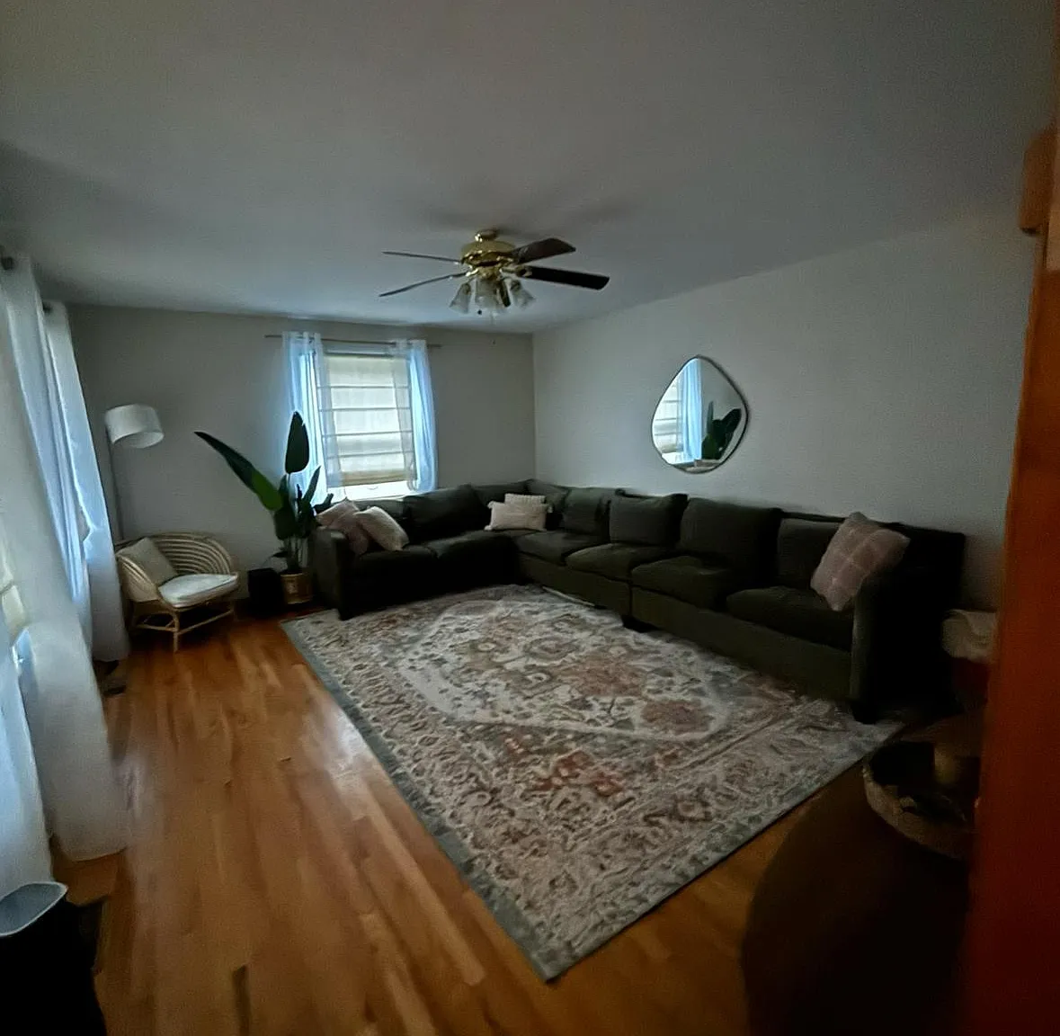 5 bed, 1936 sqft, $550 — Photo 1