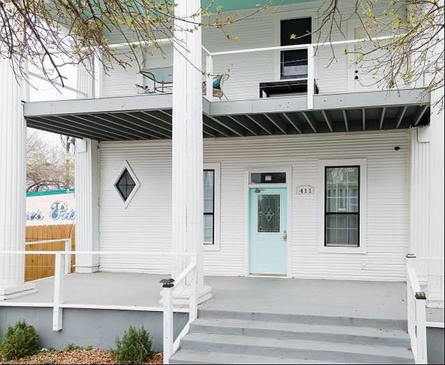1st image of 411 E Carson St