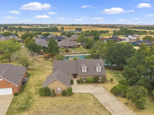 2202 Lakewood Dr, Chickasha, OK 73018