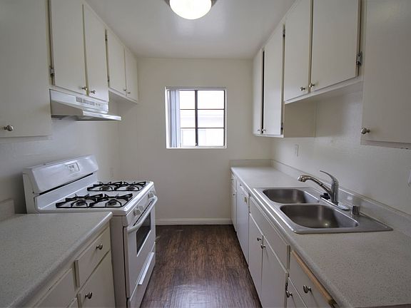 2nd image of 5921 Whitsett Ave #215