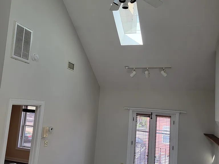 1008 W Franklin St — Photo 2