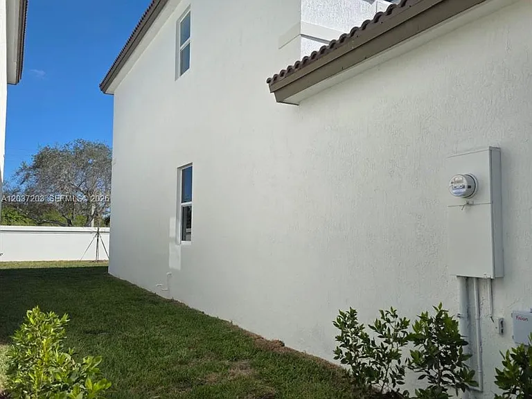 2741 SE 24th Ct — Photo 5