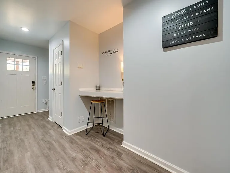 412 Swann St — Photo 7