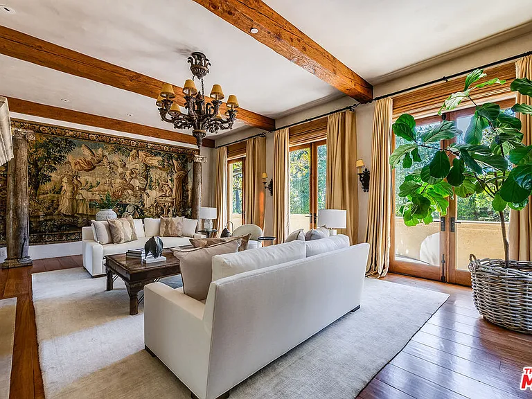 1550 Amalfi Dr — Photo 10