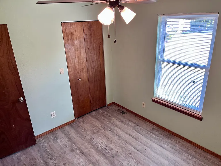 1038 Clark St — Photo 14