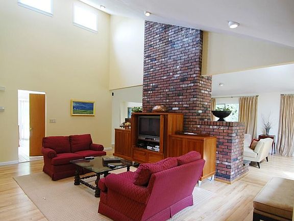 Sunny,spacious home