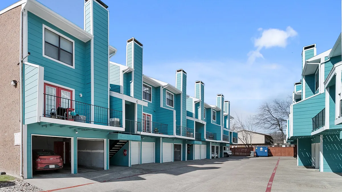 Building Photo - Columbia Oaks