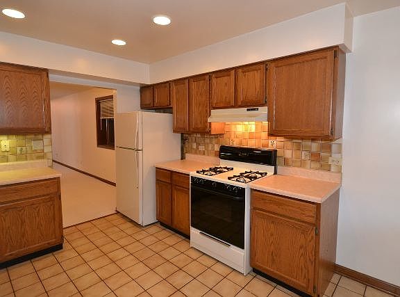 3rd image of 1415 W Oakdale Ave #Three