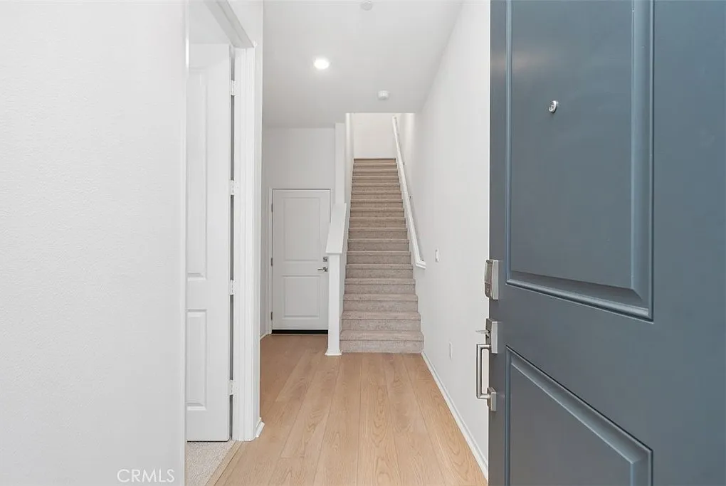 4 bed, 3.5 bath, 2525 sqft, $3,800 — Photo 2