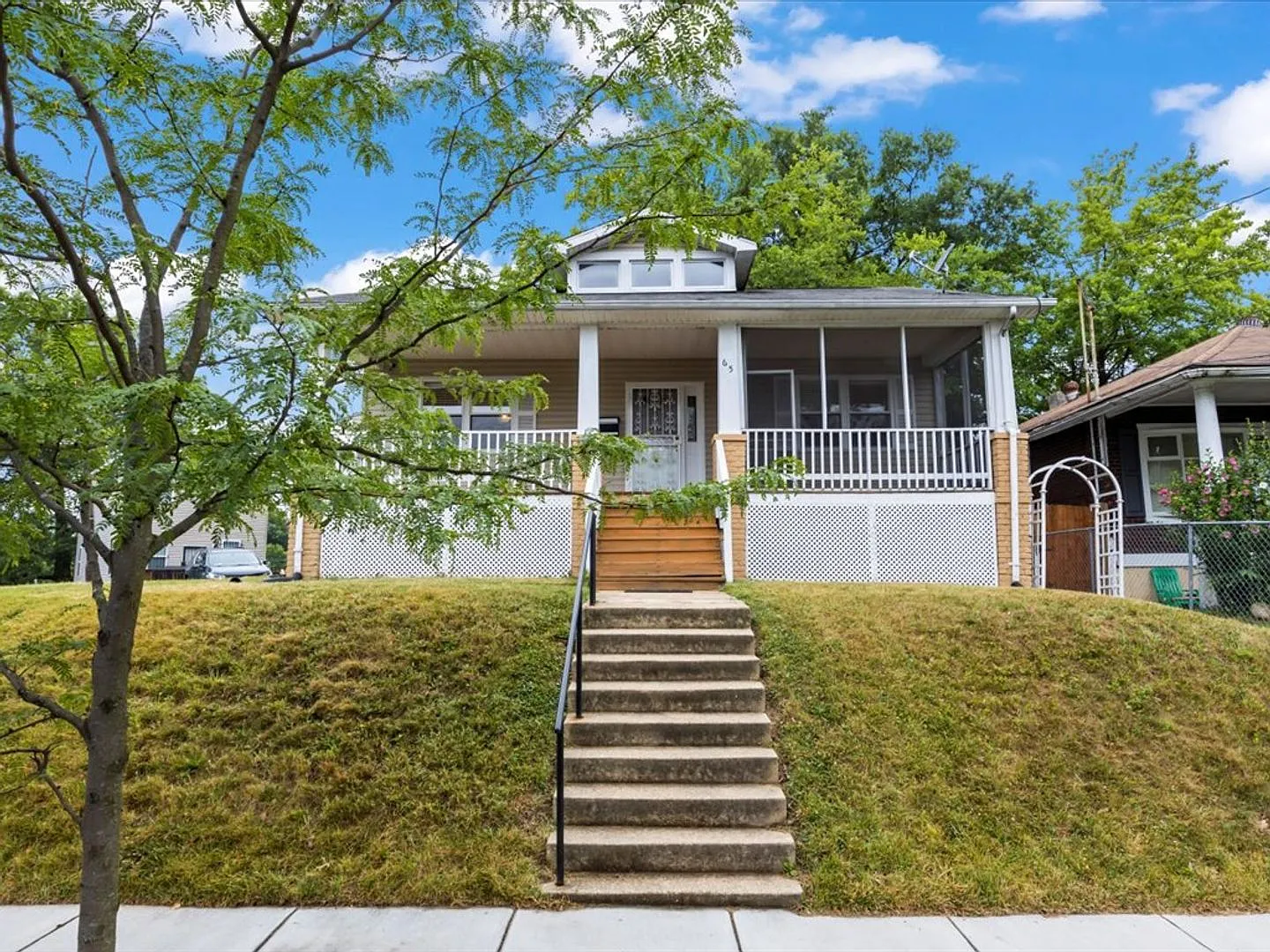 Spacious home with alot of yard space — Photo 2