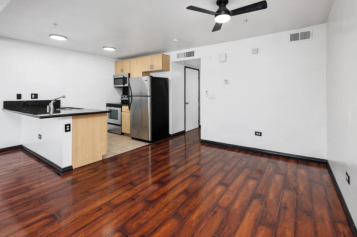 Studio, 585 sqft, $1,950 — Photo 1