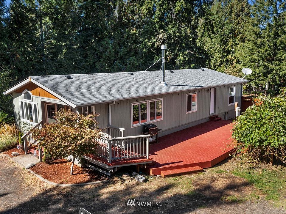 Welcome to this adorable home located in the Fawn Lake community. 