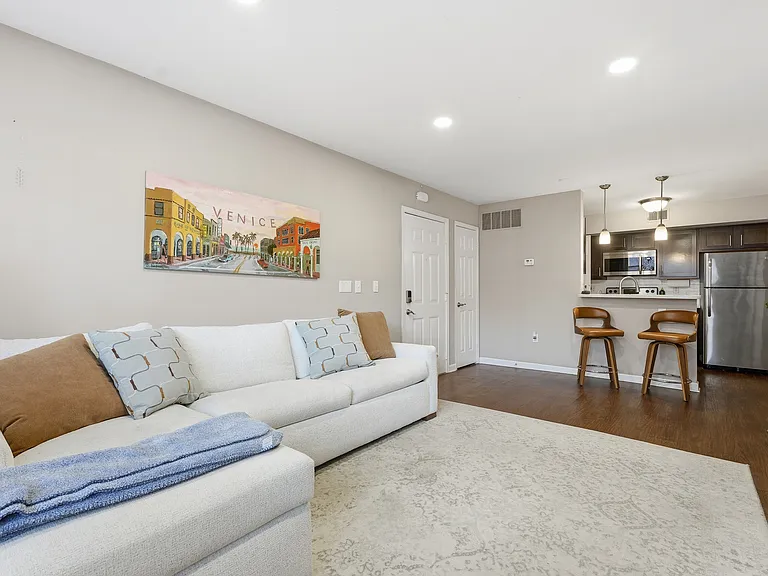 925 Washington St #102 — Photo 2
