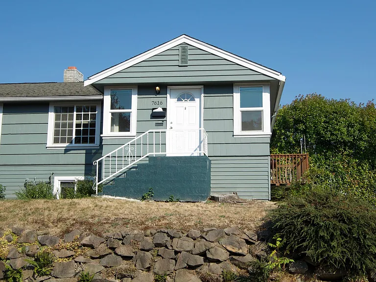 7616 Fremont Ave N — Photo 2