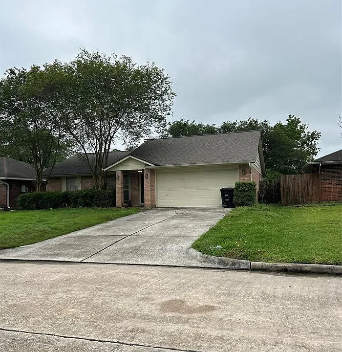2306 Old Oak Ln