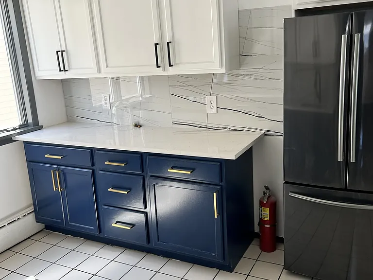 Kitchen with quartz counters
