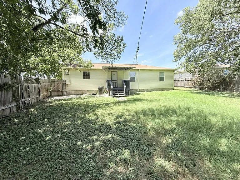 610 W Avenue B — Photo 38