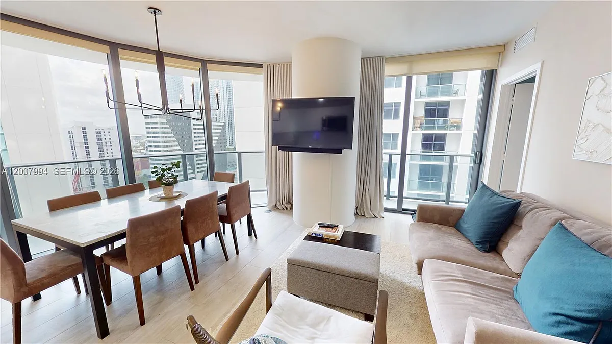 Building Photo - 55 SW 9th St #1808