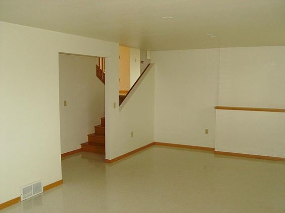 Bonus spacious arctic room with ground level windows for nat