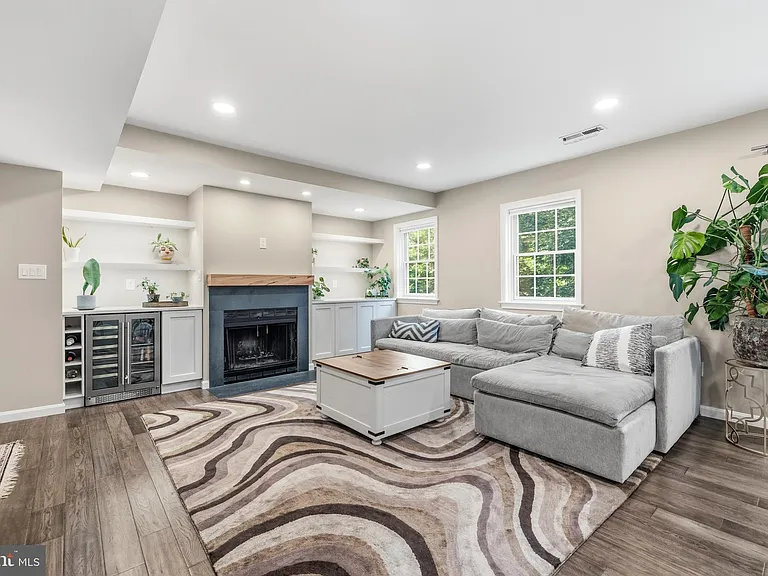 4880 Chevy Chase Dr #133 — Photo 4