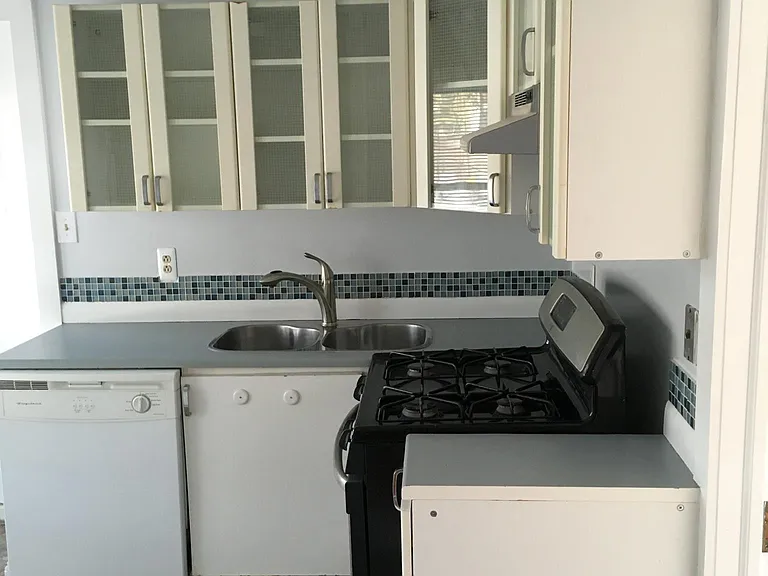 301 Nassau St #6 — Photo 9