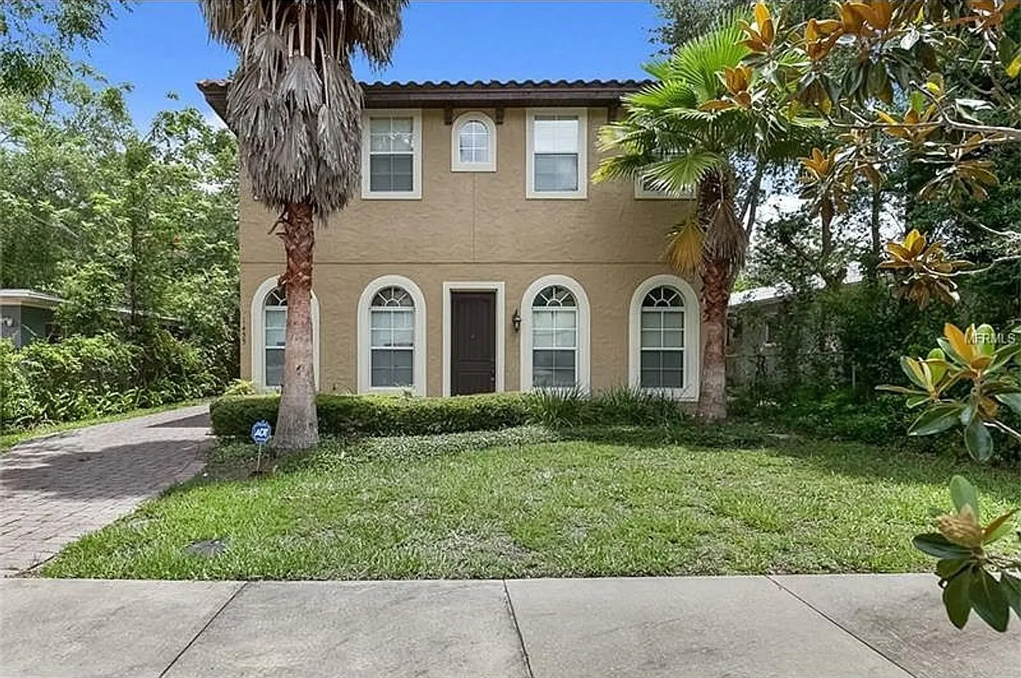 Beautiful duplex with custom upgrades on brick paved st in Downtown Orlando — Photo 1
