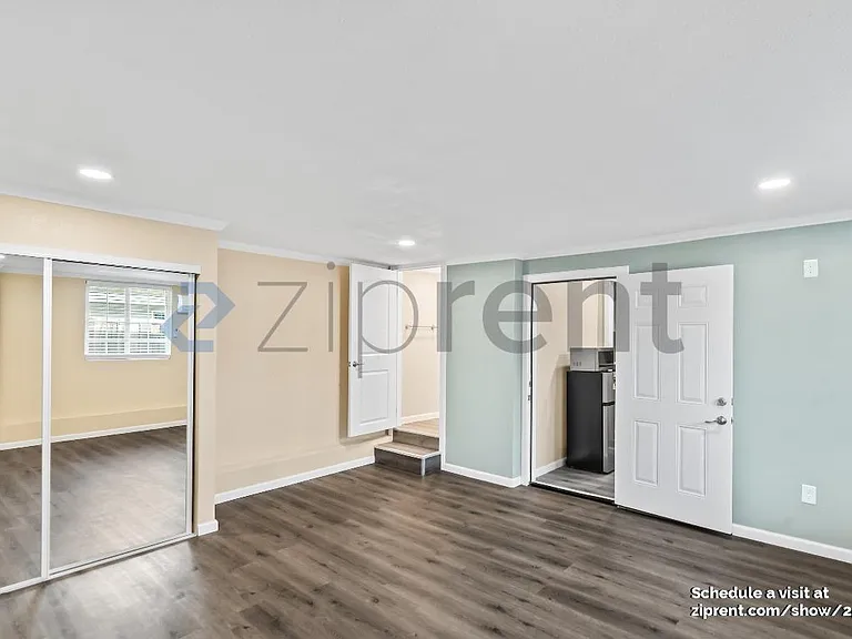 1935 Kinross Way #C — Photo 13